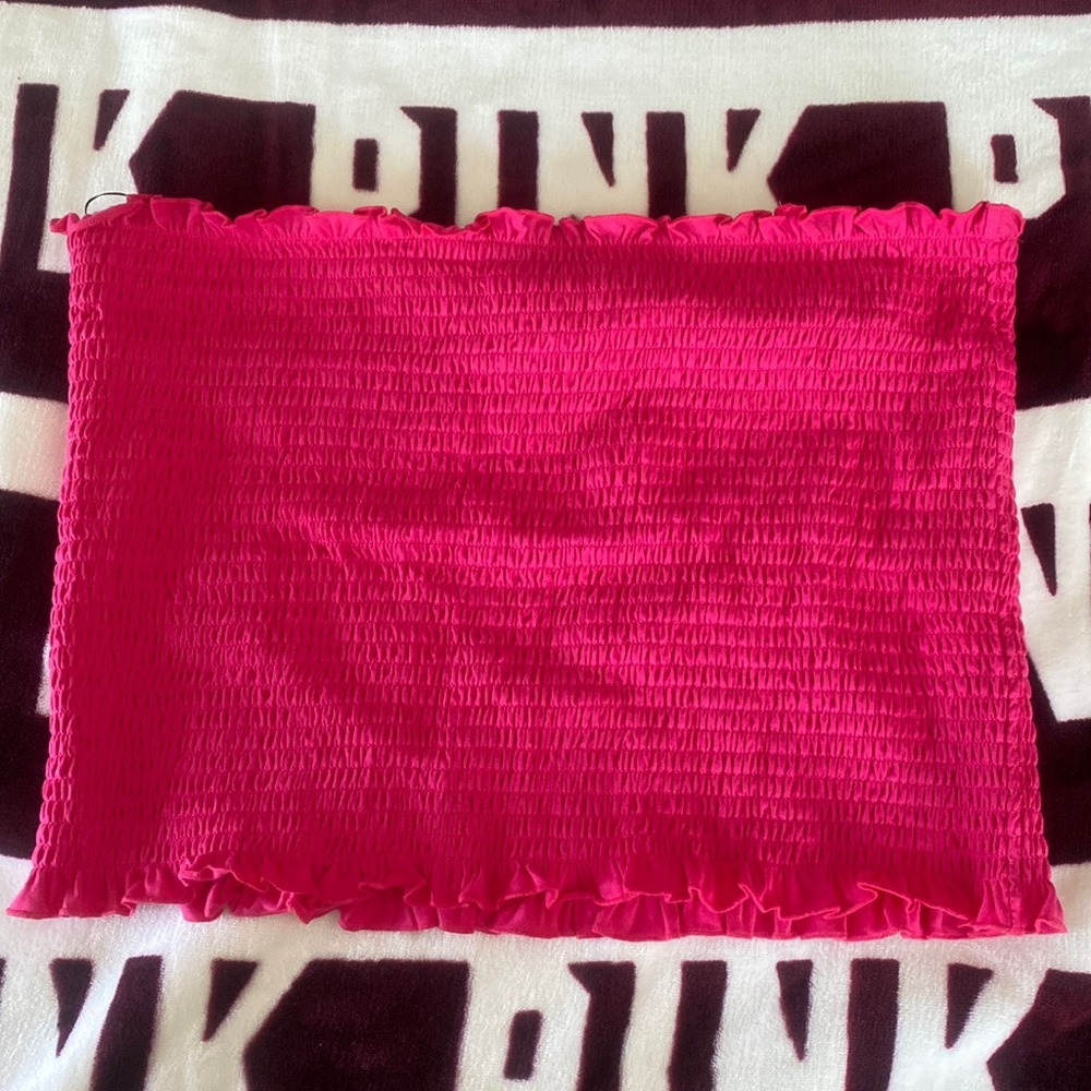 The top is a perfect color for summer, the material is stretchy and comfortable